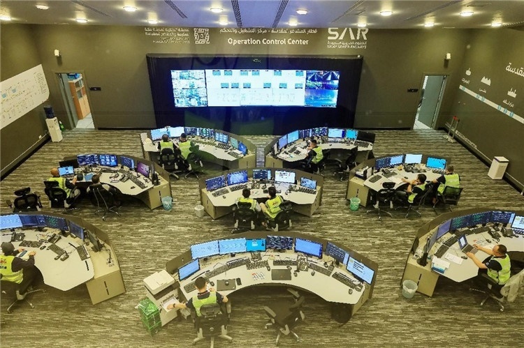 圖為運營指揮中心一景。中國鐵建供圖