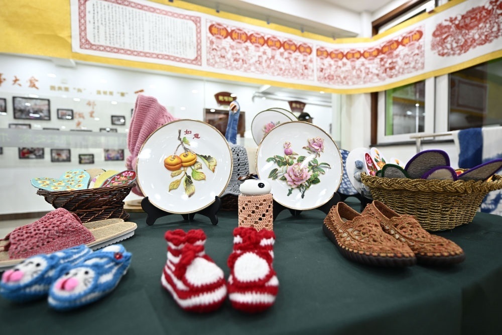 長城花園社區(qū)居民制作的手工藝品（6月19日攝）。