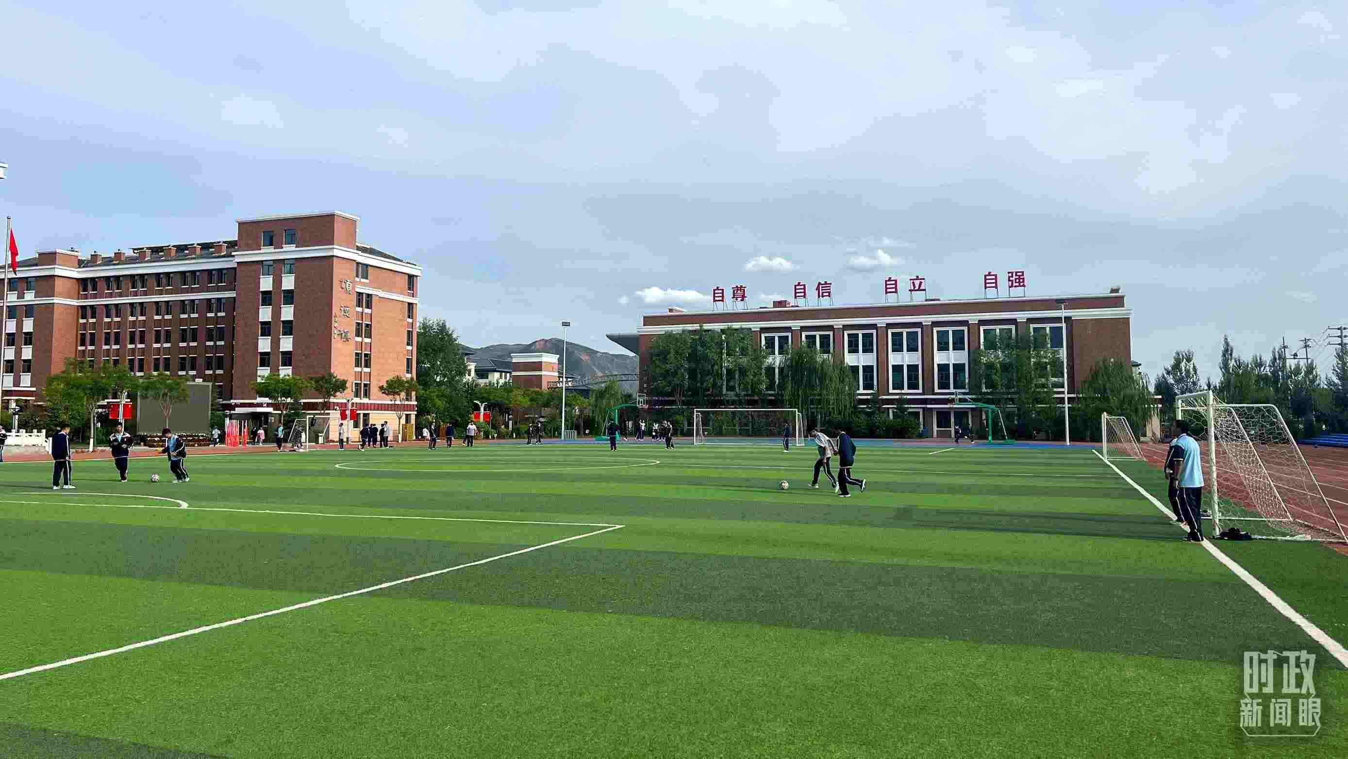 △果洛西寧民族中學(xué)。（總臺(tái)央視記者楊波、楊新禹拍攝）