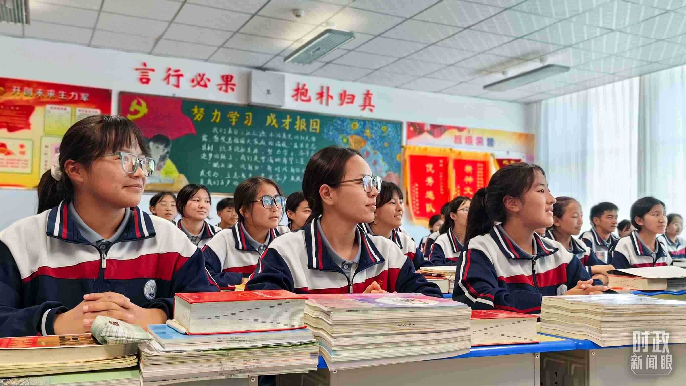 △果洛西寧民族中學(xué)高一（1）班的“新時(shí)代、新家鄉(xiāng)”主題思政課。（總臺(tái)央視記者段德文拍攝）