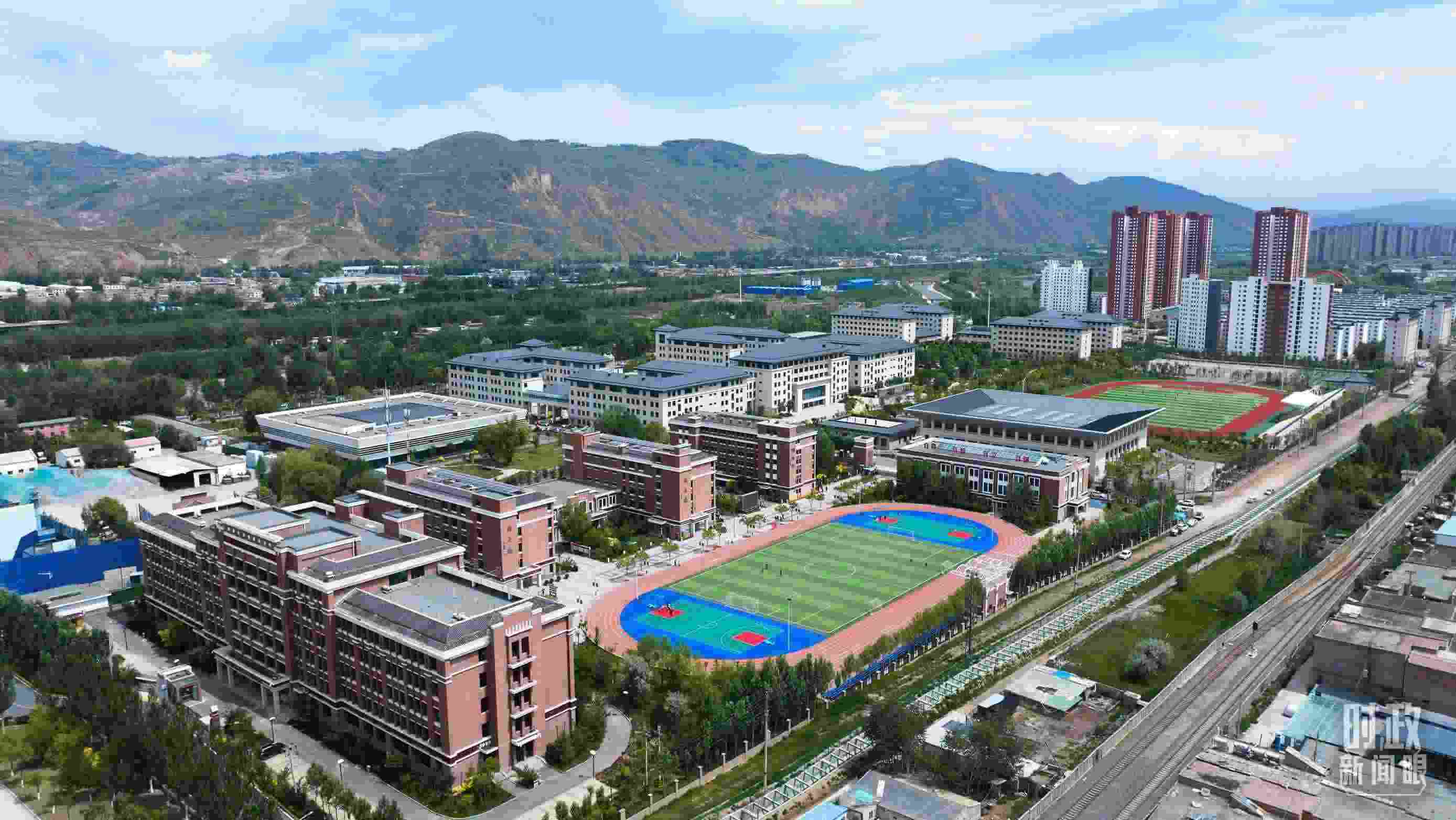 △果洛西寧民族中學(xué)。（總臺(tái)記者閆懋鵬拍攝）