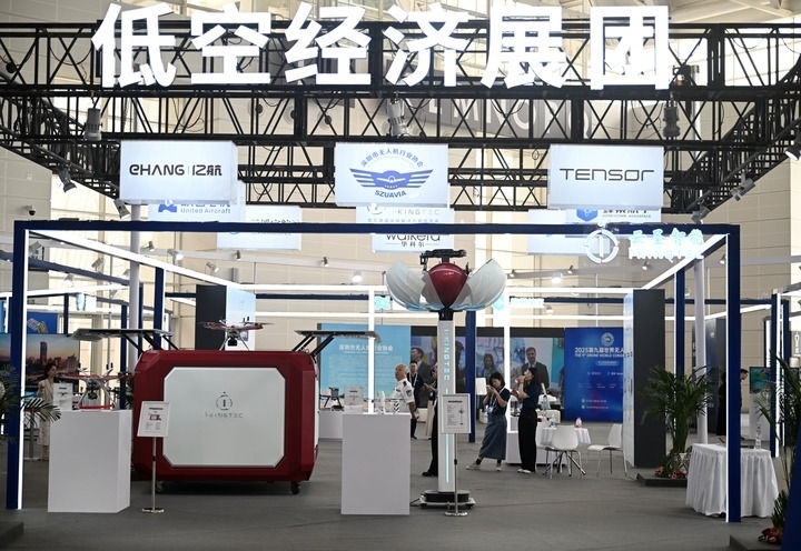 6月20日，參觀者在博覽會(huì)低空經(jīng)濟(jì)展團(tuán)參觀。新華社記者 趙子碩 攝