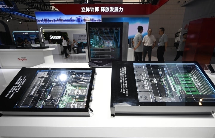 這是6月20日在博覽會(huì)上拍攝的中科曙光展區(qū)的一臺(tái)人工智能服務(wù)器。新華社記者 趙子碩 攝