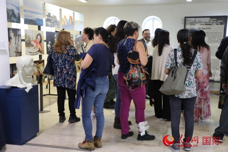 在展覽現(xiàn)場(chǎng)，觀眾們駐足欣賞德化白瓷和墨西哥彩瓷。人民網(wǎng) 埃內(nèi)斯托·多明戈斯攝