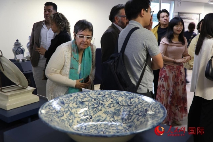 在展覽現(xiàn)場(chǎng)，觀眾們駐足欣賞德化白瓷和墨西哥彩瓷。人民網(wǎng) 埃內(nèi)斯托·多明戈斯攝