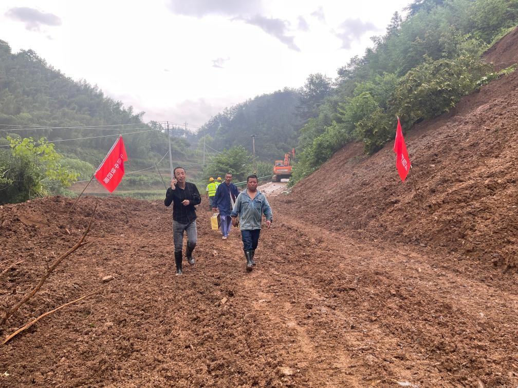 6月22日，木石里008縣道最后一個塌方點搶通。（受訪者供圖）