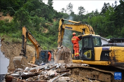 6月23日，救援人員在魚(yú)市鎮(zhèn)斗溪村龍?zhí)两M山體滑坡現(xiàn)場(chǎng)開(kāi)展救援工作。新華社記者 陳振海 攝