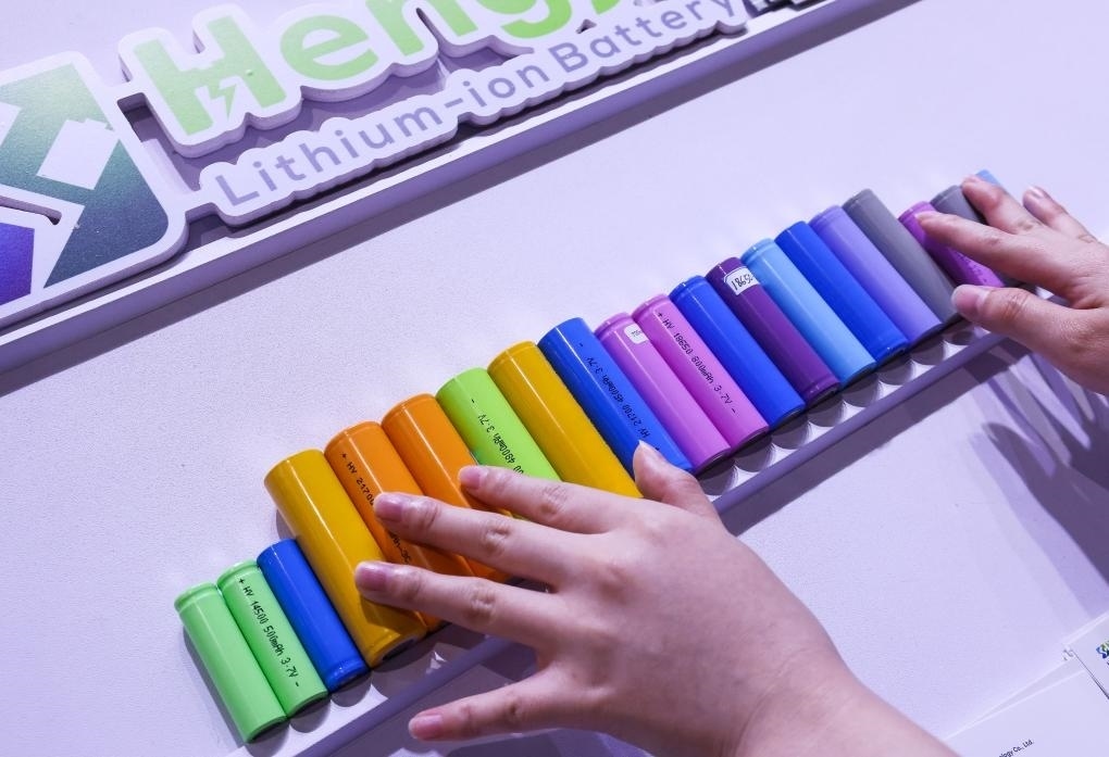 參展商在第135屆廣交會新能源展區(qū)布置鋰電池展品（2024年4月15日攝）。新華社記者 劉大偉 攝