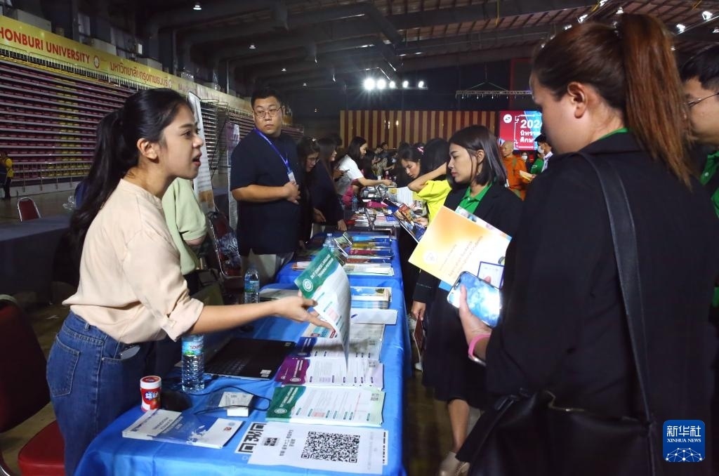 6月22日，在泰國曼谷吞武里大學(xué)舉辦的中國高等教育展上，學(xué)生在中國高校展臺前了解信息。新華社記者 孫瑋彤 攝