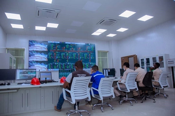 剛果（金）布桑加水電站攔河大壩泄洪。中鐵資源集團(tuán)供圖 