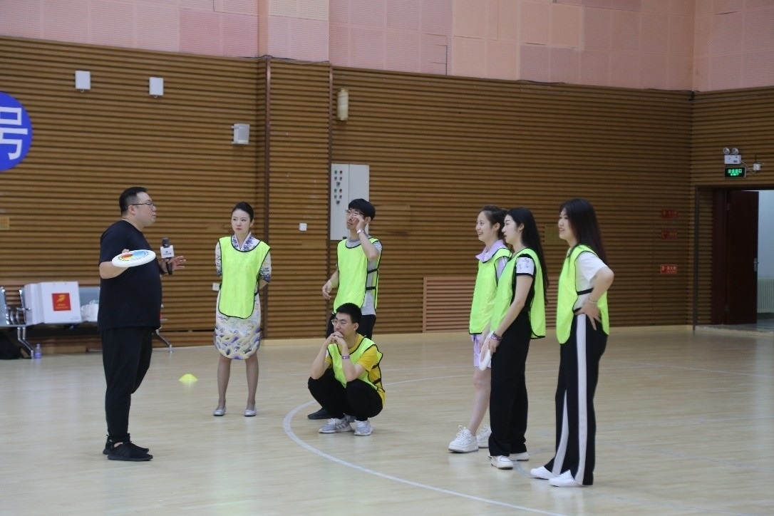 在“友趣體驗(yàn)營”上，年輕用戶正在學(xué)習(xí)飛盤運(yùn)動(dòng)技巧。 受訪者供圖