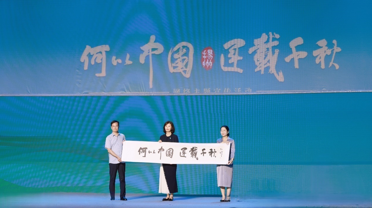 隋唐大運(yùn)河文化博物館館長曹岳森（左）、揚(yáng)州中國大運(yùn)河博物館館長鄭晶（中）、浙東運(yùn)河博物館負(fù)責(zé)人張慧（右）共同展卷。