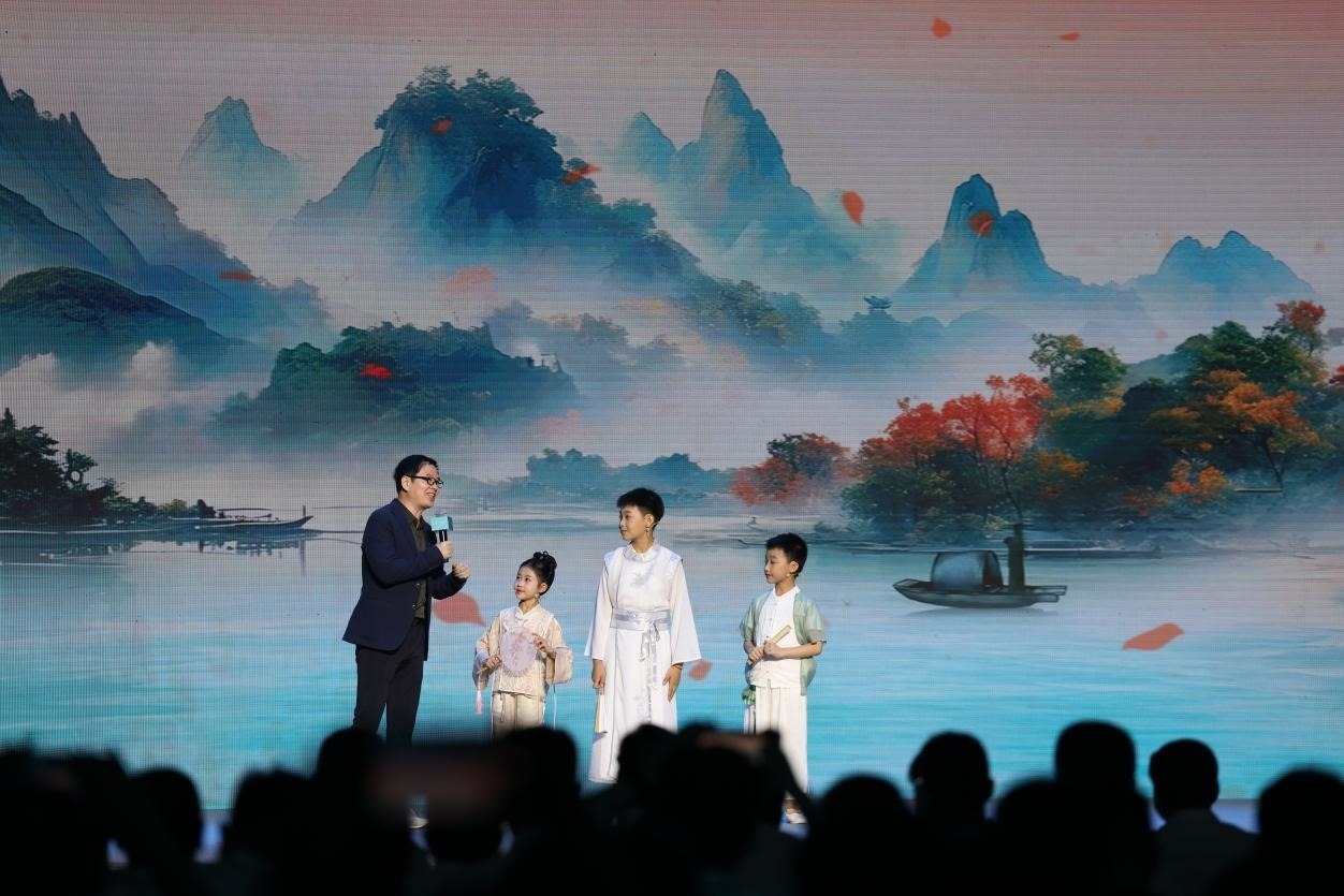 南京師范大學(xué)教授酈波（左一）與2024中國詩詞大會(huì)選手張可兒（左二）、姜敬曦（右二），揚(yáng)州市邗江區(qū)實(shí)驗(yàn)學(xué)校蔣王小學(xué)學(xué)生陸俊屹（右一）趣談大運(yùn)河詩詞文化。