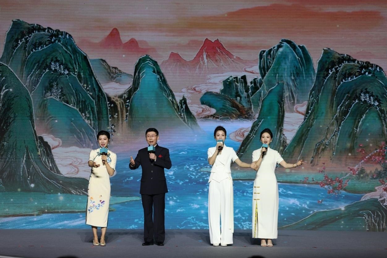 國家一級(jí)演員、京劇表演藝術(shù)家王平（左二），國家一級(jí)演員、南京藝術(shù)學(xué)院教授單雯（左一），浙江小百花越劇團(tuán)青年演員陳麗君（右二）、何青青（右一）同臺(tái)唱響千年運(yùn)河情。