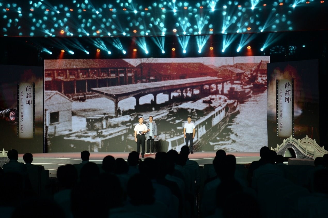 杭州水上巴士“西湖”號(hào)原船長薛鑫坤（左）、窯灣古鎮(zhèn)漁民藝術(shù)團(tuán)團(tuán)長沈召明（中）、港航潤楊6060貨船主楊杰偉（右）現(xiàn)場講述。