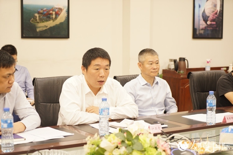 駐尼日利亞使館領(lǐng)僑處主任伊亞奇（中）講話。人民網(wǎng)記者 姜宣攝