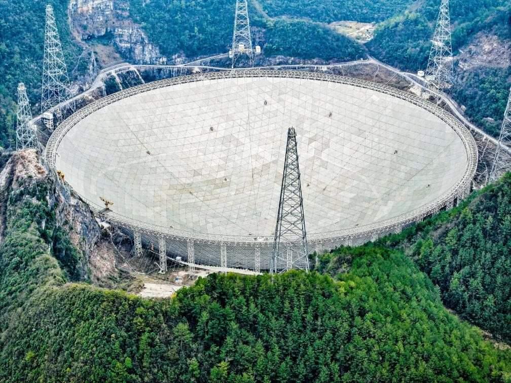 這是2024年2月26日拍攝的位于貴州的“中國天眼”（無人機(jī)全景圖片，維護(hù)保養(yǎng)期間拍攝）。新華社記者 歐東衢 攝