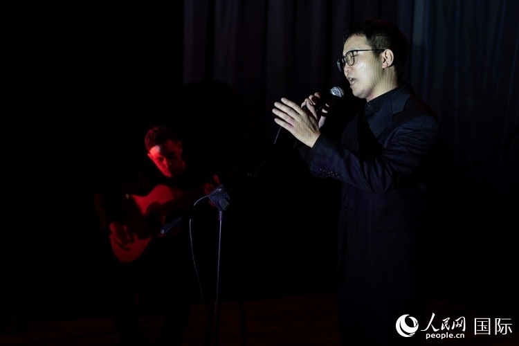 歌曲表演。馬丁·薩巴拉攝