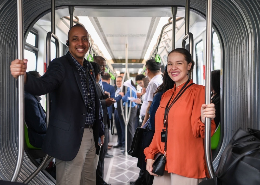 2024年4月22日，拉美和加勒比國家駐華使節(jié)、機構(gòu)代表和記者應(yīng)外交部邀請，在襄陽騰龍汽車有限公司參訪。新華社記者 杜子璇 攝