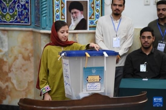 6月28日，伊朗選民在德黑蘭的一處投票站參加總統(tǒng)選舉投票。新華社記者 沙達提 攝