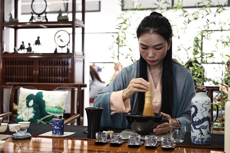 茶藝師現(xiàn)場(chǎng)展示宋式點(diǎn)茶。拉巴特中國(guó)文化中心供圖