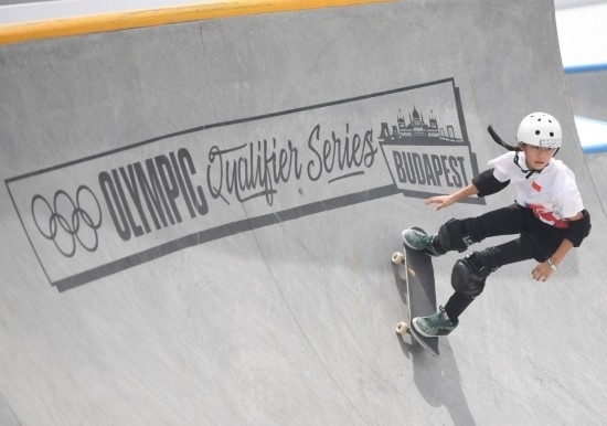 6月20日，鄭好好在比賽中，她在預(yù)賽中最佳成績?yōu)?2.60分。當(dāng)日，巴黎奧運會資格系列賽布達(dá)佩斯站滑板女子碗池預(yù)賽在布達(dá)佩斯舉行。新華社記者 賀燦鈴 攝