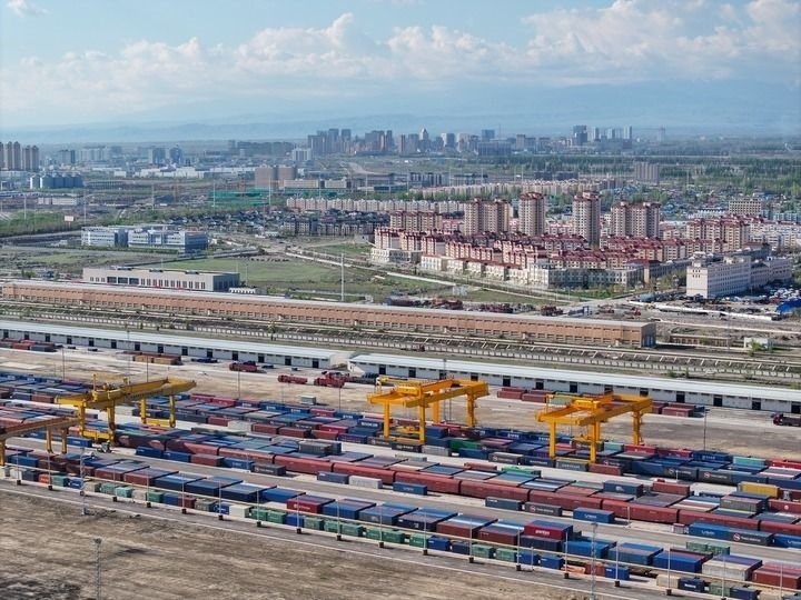 這是2024年4月18日拍攝的霍爾果斯鐵路口岸換裝場（無人機(jī)照片）。新華社記者 趙戈 攝