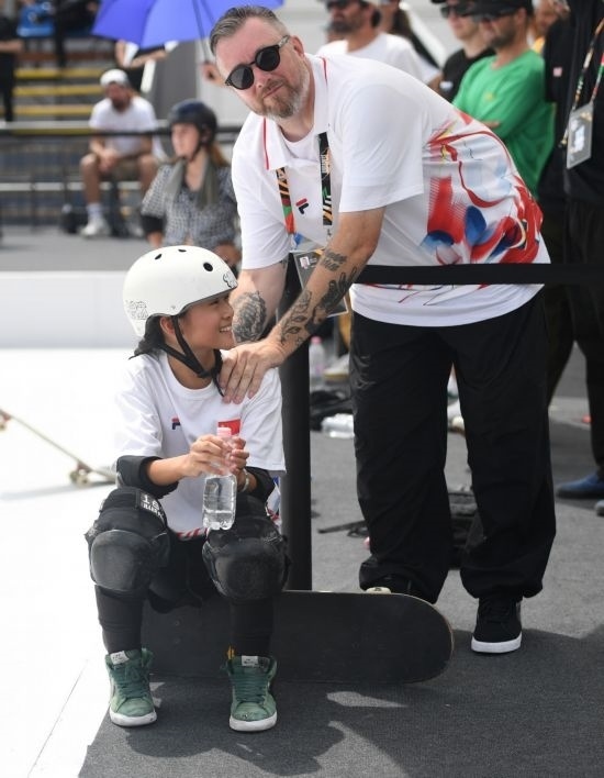 6月20日，鄭好好（左）在比賽間隙與教練互動，她在預(yù)賽中最佳成績?yōu)?2.60分。當(dāng)日，巴黎奧運會資格系列賽布達(dá)佩斯站滑板女子碗池預(yù)賽在布達(dá)佩斯舉行。新華社記者 賀燦鈴 攝