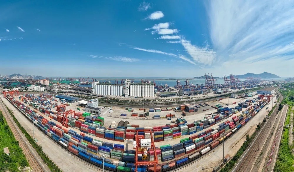 中哈連云港物流合作基地及集裝箱碼頭。（圖源：新華社）