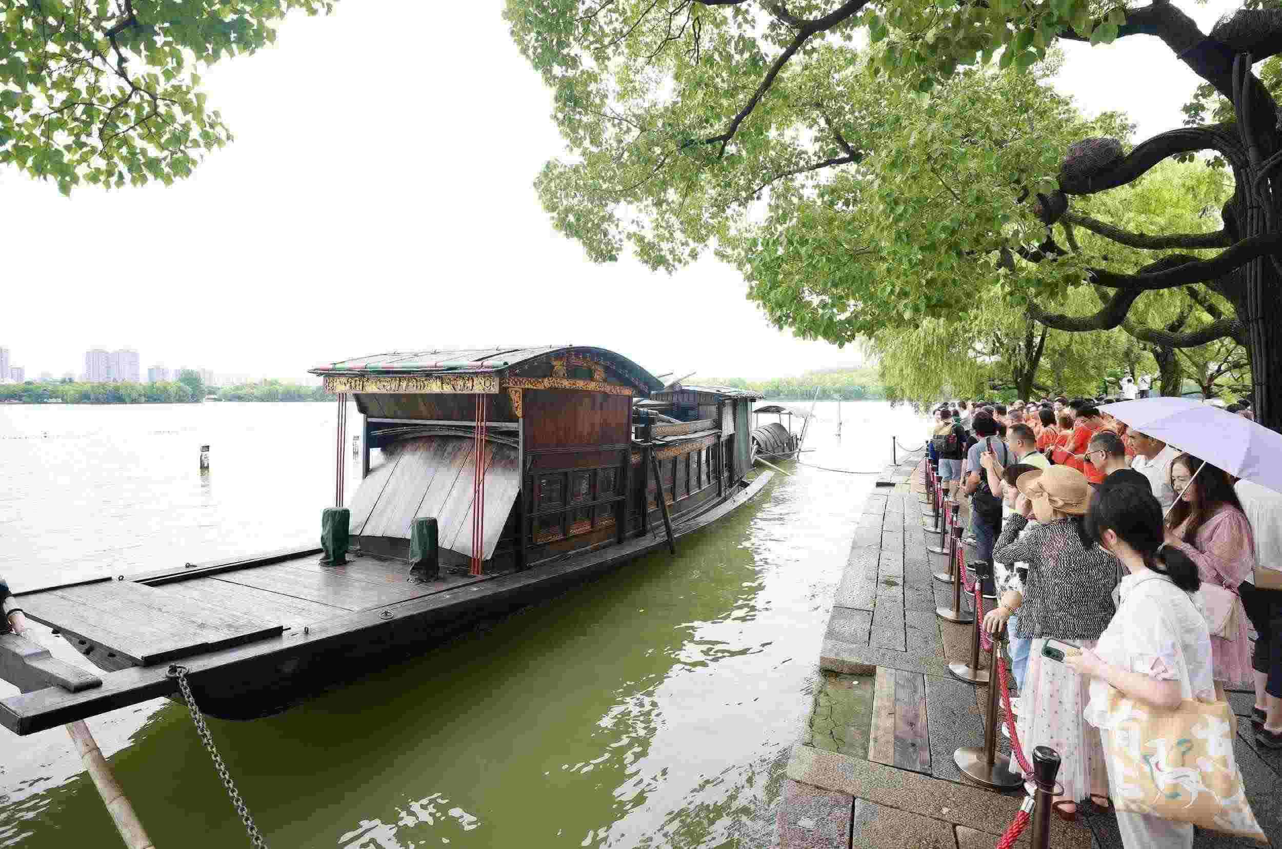 浙江嘉興，游客在南湖景區(qū)湖心島瞻仰紅船，感悟“紅船精神”。（圖片來源：視覺中國）