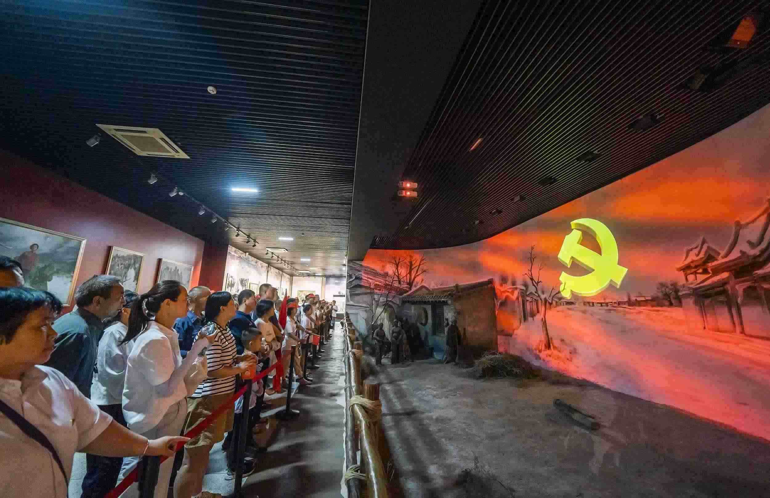 山西呂梁，游客正在文水縣劉胡蘭紀念館參觀。（圖片來源：視覺中國）