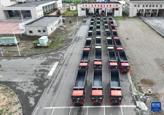 7月2日，車輛在巴克圖口岸辦理通關(guān)手續(xù)（無人機(jī)照片）。新華社發(fā)（馬丁 攝）