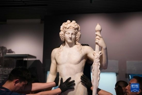 7月2日，工作人員將開箱后的古希臘文物放置在展臺上。新華社記者 張端 攝