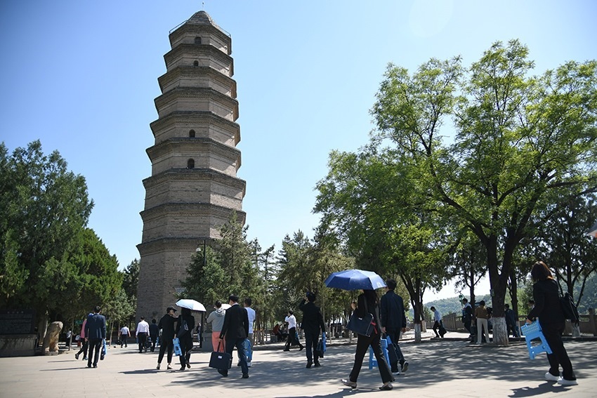 圖為2024年5月7日，游客在延安寶塔山參觀。 新華社記者 張博文 攝