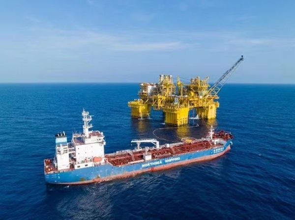 “深海一號”正在開展凝析油外輸作業(yè)。徐海舟攝