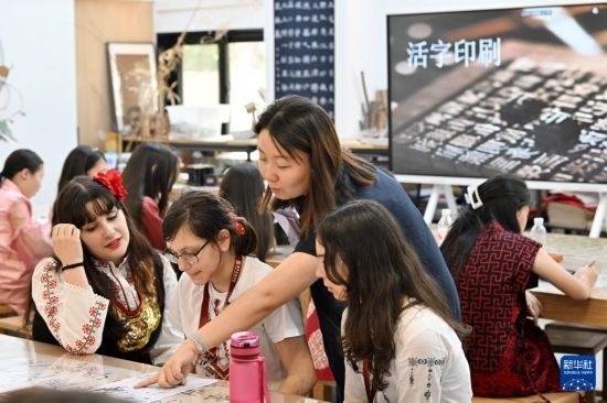 7月3日，外國學(xué)生在了解中國文化。新華社記者 李然 攝