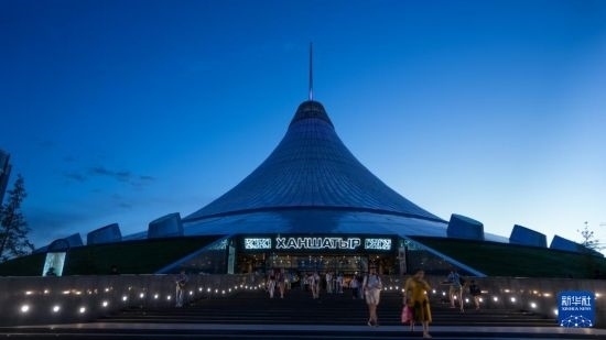 這是7月1日在哈薩克斯坦首都阿斯塔納拍攝的“可汗之帳”購(gòu)物中心。新華社記者 王建華 攝