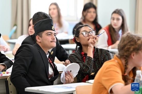 7月3日，外國學(xué)生在學(xué)習(xí)中國文化。新華社記者 李然 攝