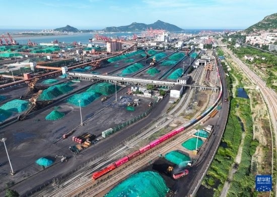 6月26日，“韓國-連云港-中亞”國際多式聯(lián)運班列從中哈連云港物流合作基地出發(fā)，駛往哈薩克斯坦、烏茲別克斯坦（無人機(jī)照片）。班列運載的55個大柜此前于6月13日從韓國境內(nèi)發(fā)出，經(jīng)釜山港海運抵達(dá)連云港后轉(zhuǎn)由鐵路運輸。新華社記者 季春鵬 攝