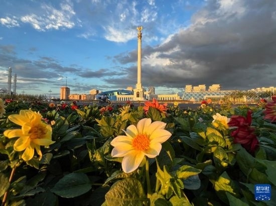 這是7月2日拍攝的哈薩克斯坦首都阿斯塔納獨立廣場。新華社記者 岳月偉 攝