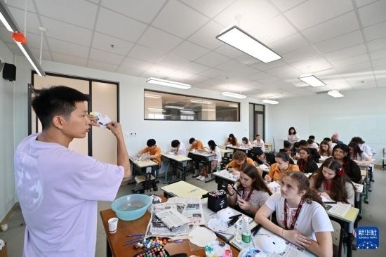 7月3日，外國學(xué)生在學(xué)習(xí)繪制京劇臉譜。新華社記者 李然 攝