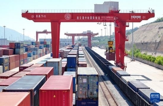 6月30日，在中哈連云港物流合作基地，大型機(jī)械在吊裝集裝箱（無人機(jī)照片）。新華社發(fā)（王健民 攝）