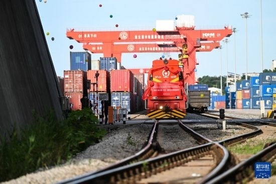 6月26日，“韓國-連云港-中亞”國際多式聯(lián)運班列從中哈連云港物流合作基地出發(fā)，駛往哈薩克斯坦、烏茲別克斯坦。班列運載的55個大柜此前于6月13日從韓國境內(nèi)發(fā)出，經(jīng)釜山港海運抵達(dá)連云港后轉(zhuǎn)由鐵路運輸。新華社記者 季春鵬 攝