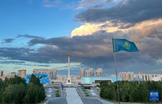 這是7月2日拍攝的哈薩克斯坦首都阿斯塔納獨立廣場。新華社記者 岳月偉 攝