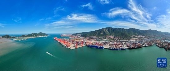 6月26日，貨輪?？吭谶B云港港集裝箱碼頭（無人機(jī)照片）。新華社記者 季春鵬 攝
