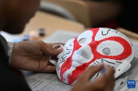7月3日，外國學(xué)生在繪制京劇臉譜。新華社記者 李然 攝