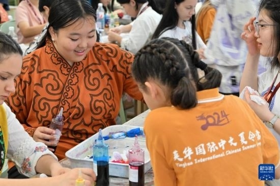 7月3日，外國學(xué)生在了解中國的染布技術(shù)。新華社記者 李然 攝