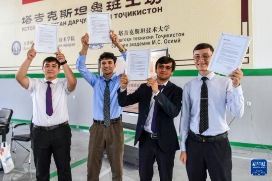 7月3日，在塔吉克斯坦首都杜尚別，魯班工坊赴華留學(xué)生展示錄取通知書。新華社記者 曹陽(yáng) 攝