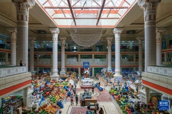 這是7月1日在塔吉克斯坦首都杜尚別拍攝的大巴扎內(nèi)景。新華社記者 周荻瀟 攝