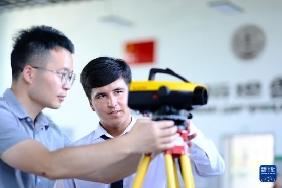 6月14日，在塔吉克斯坦首都杜尚別的魯班工坊，來自天津城市建設(shè)管理職業(yè)技術(shù)學(xué)院的老師（左）指導(dǎo)學(xué)生。新華社記者 鄭開君 攝